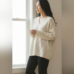 JENNIFER MOORE Cozy Cream V-Neck Sweater. SIZE L, 45%Monhair